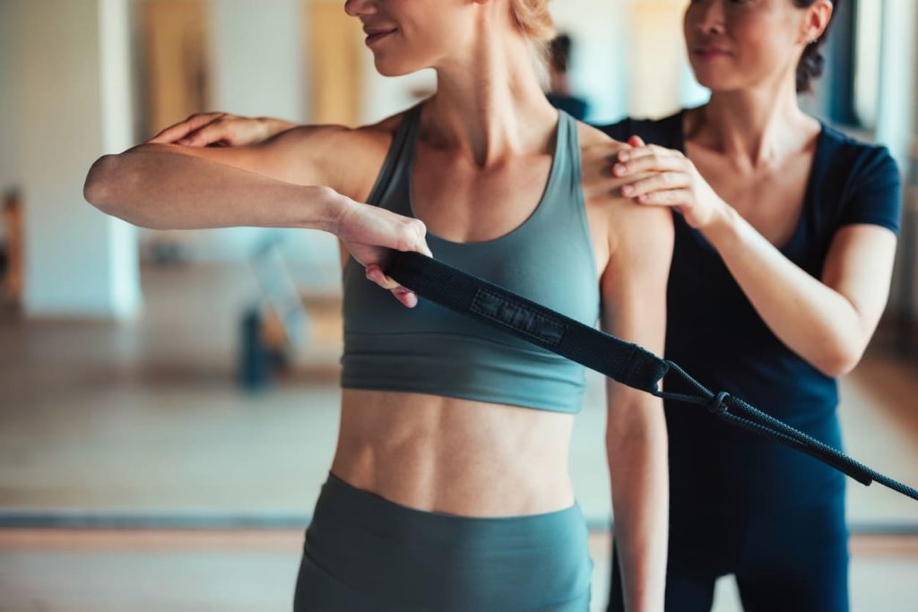 女性がパーソナルトレーニングを受講している様子