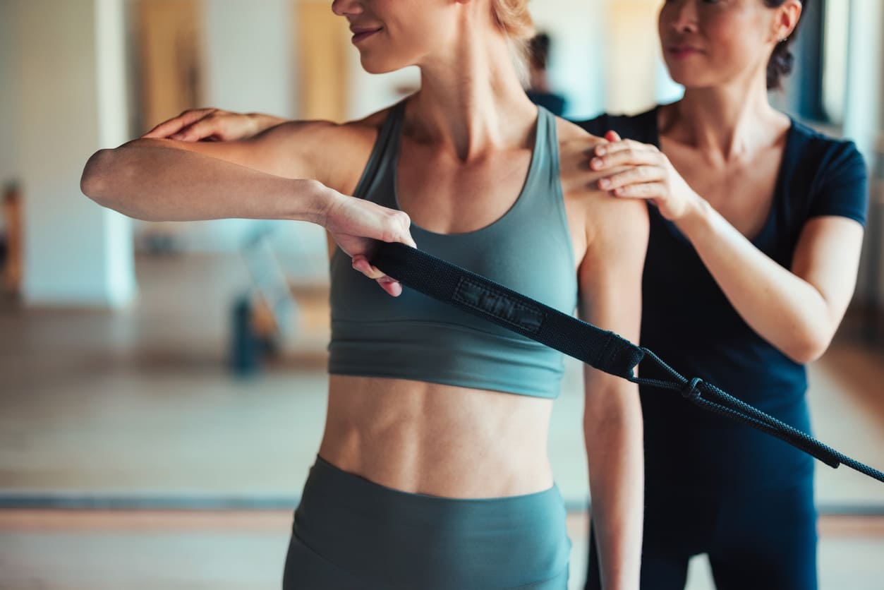 女性がパーソナルトレーニングを受講している様子